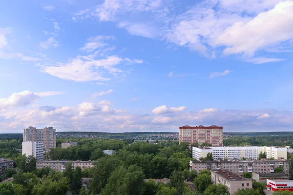 Panoramablick auf Wohngebäude unter Bäumen — Stockfoto