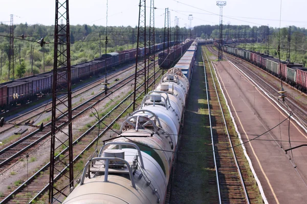 Bovenaanzicht van wagons met stortbakken en railroad tracks — Stockfoto