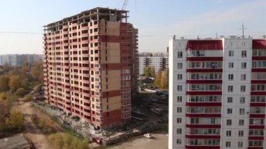 Pembe konut bina ve tuğla bina yapım aşamasında