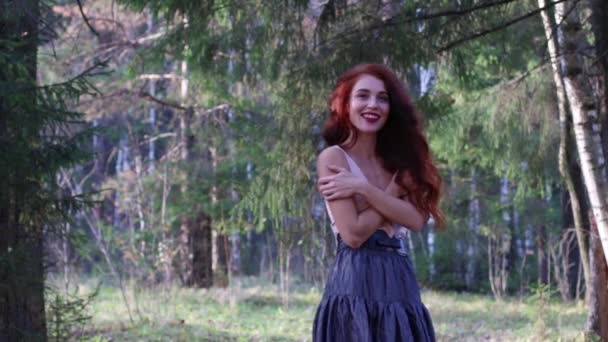 Söt flicka i kjol skrattar i soliga höst skog — Stockvideo