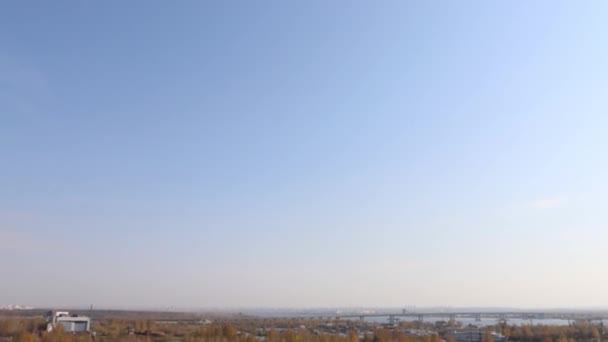 Landschap met vele gele bomen, brug en daken van gebouwen — Stockvideo