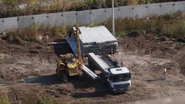 Scarico pali di calcestruzzo sul cantiere del più grande sviluppatore Perm fabbrica di pannelli di silicato — Video Stock