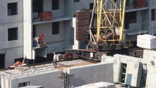 Gru solleva carichi pesanti sul cantiere della più grande fabbrica sviluppatore Perm di pannelli di silicato — Video Stock