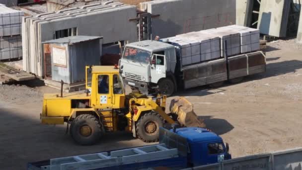 Construction site and tractor of largest developer Perm factory of silicate panels — Stock Video