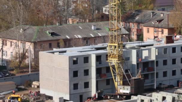 Bouwterrein met kraan en een deel van concrete paneel gebouw — Stockvideo