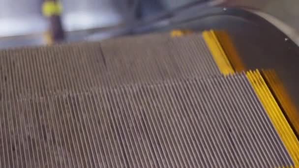 Закрыть вид на движущиеся лестницы серого современного эскалатора — стоковое видео