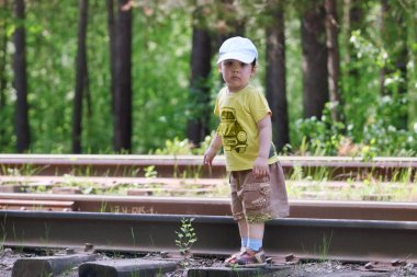 Yakışıklı çocuğu şort standları 