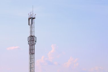 Uzun boylu modern baz istasyonu, bulutlar ve güzel gökyüzü