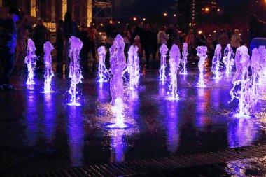 Karanlık gece Mavi ışıklı jetleri ile güzel kuru çeşme 