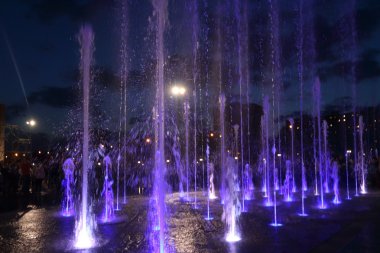 Parlak ışıklı uzun boylu jetleri ile hemen hemen güzel kuru Çeşme