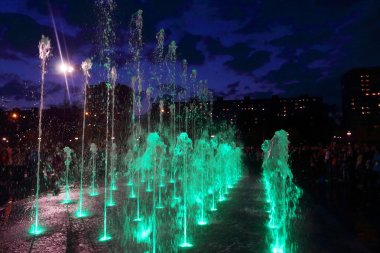 Geceleri parlak ışıklı jetleri ile güzel kuru çeşme 