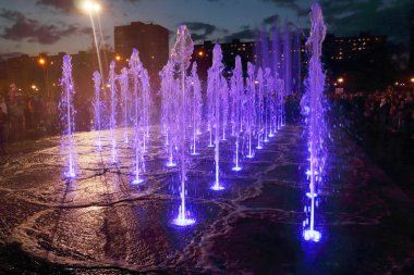 CI gece mavi ışıklı jetleri ile güzel kuru Çeşme