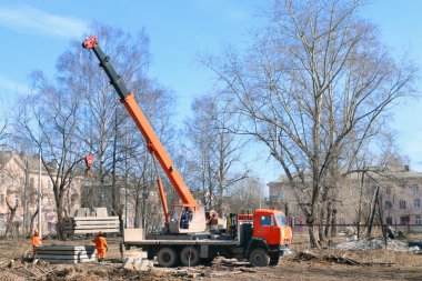 Perm, Rusya Federasyonu - 14 Nisan 2015: Vinç kamyon kaldırır 