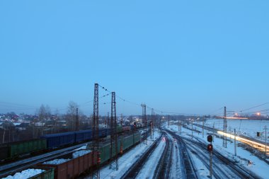 Navlun tren arabaları ile karlı kış Demiryolları üzerinde durmak 