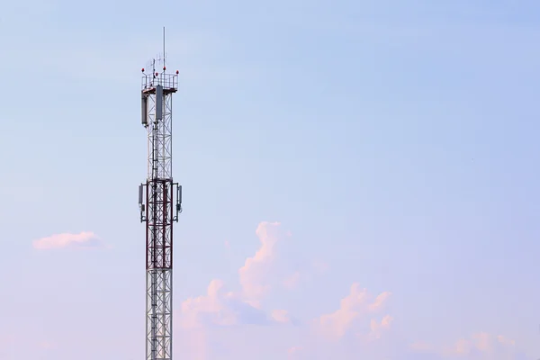 Tall modern cell tower, clouds and beautiful sky — Stock Photo, Image