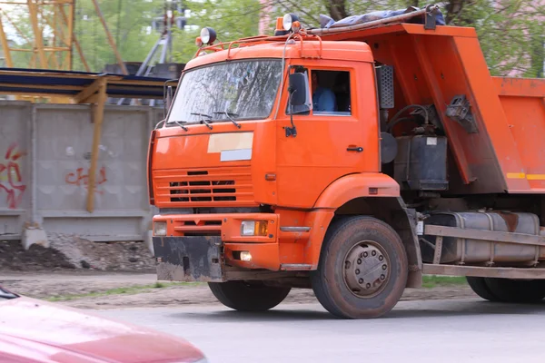 オレンジ色の明るいトラック建設サイトへ移動のクローズ アップ — ストック写真