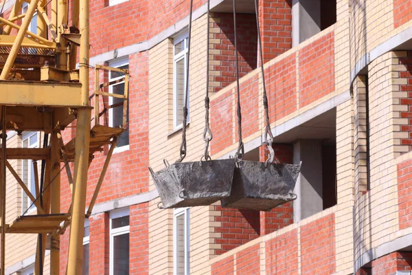 Hohe Wohngebäude und Haken des Krans — Stockfoto