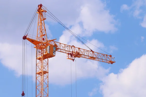 Großer gelber stationärer Aufzug auf Baustelle, blauer Himmel — Stockfoto