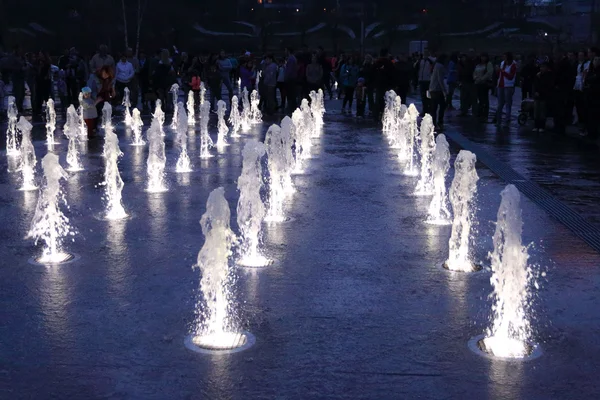 Piękny sucha fontanna z oświetlenia w wiosenny wieczór, peop — Zdjęcie stockowe