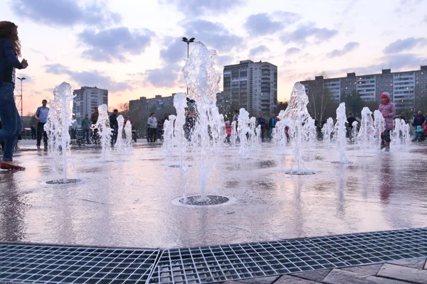 Fontana secca in città in primavera sera, la gente cammina, Close up of — Foto Stock