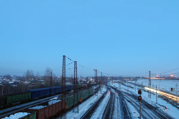 I treni merci con carrozze si fermano su rotaie in inverno nevoso — Foto Stock