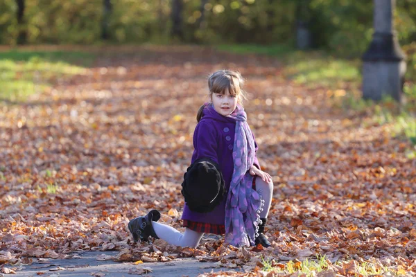 Kleines Mädchen mit Hut posiert mit Schal an einem sonnigen Herbsttag unter dr — Stockfoto