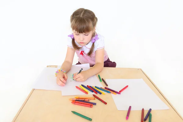 Närbild av liten flicka färg på ark med kritor i stu — Stockfoto