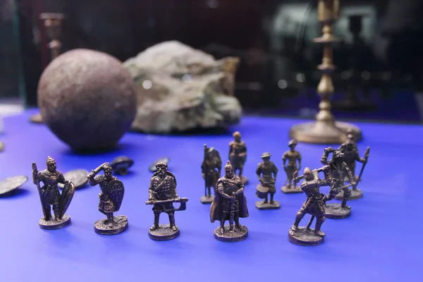 PERM, RUSIA - 4 DE ABR DE 2015: Figuras en miniatura de guerreros en M Imagen de archivo