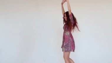 Oldukça sevimli kız mor elbise dansları beyaz Studio