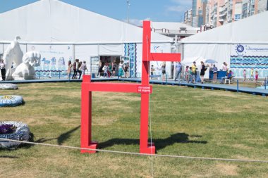 Perm, Rusya - 11 Haziran 2013: Kırmızı köpek heykel festiv bölgede üzerinde