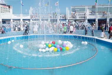Perm, Rusya - 11 Haziran 2013: Yuvarlak çeşme ile renkli balon