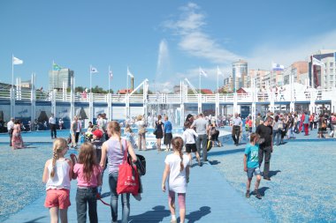 Perm, Rusya - 11 Haziran 2013: Yetişkinler ve çocuklar çevresinde yürüyüş 