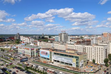 Perm, Rusya - 25 Haziran 2014: Popova Caddesi ve alışveriş merkezi u