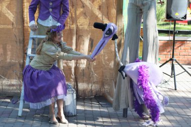 Perm, Rusya - 23 Haziran 2014: Kadın kuş kukla kukla beslemeleri 