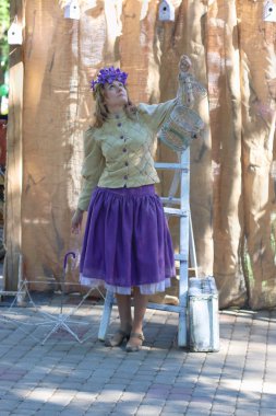 Perm, Rusya - 23 Haziran 2014: Kafes perma Pu Show'da kadınla