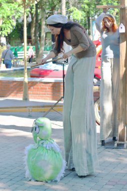 Perm, Rusya - 23 Haziran 2014: Kuş kukla ve kuklacı Show'da 