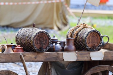 İki ahşap varil kılavuz kil kavanoz ahşap araba ile kaplı