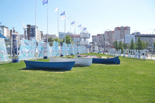 PERM, RÚSSIA - JUN 11, 2013: Camas de flores em forma de barcos em — Fotografia de Stock