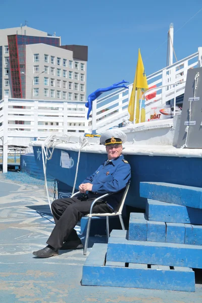 Perm, Ryssland - 11 juni 2013: Mannen i uniform kapten sitter bredvid — Stockfoto