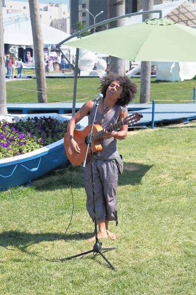 PERM, RUSIA - 11 de junio de 2013: Cantando y tocando la guitarra africana — Foto de Stock