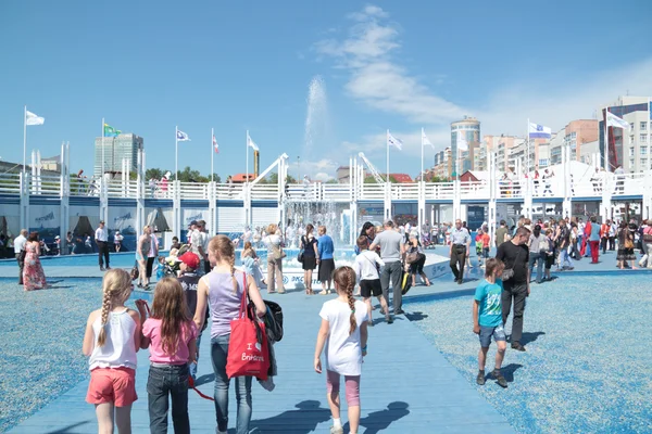 PERM, RUSIA - 11 de junio de 2013: Adultos y niños caminando — Foto de Stock