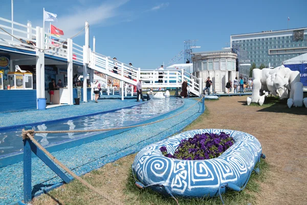 PERM, RUSSIE - 11 JUIN 2013 : Canal d'eau décoratif et pont i — Photo