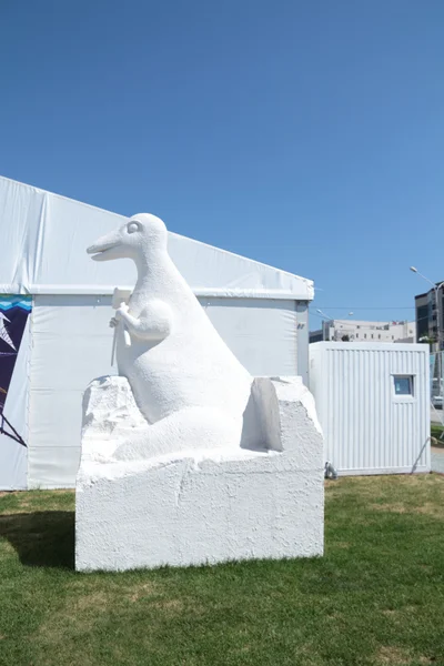 PERM, RUSSIA - JUN 11, 2013: Dinosaur sculpture of polyfoam on f — Stock Photo, Image