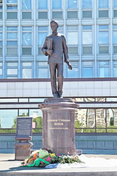 PERM, RUSIA - 11 de junio de 2013: Monumento a Alexander Popov, el fa —  Fotos de Stock