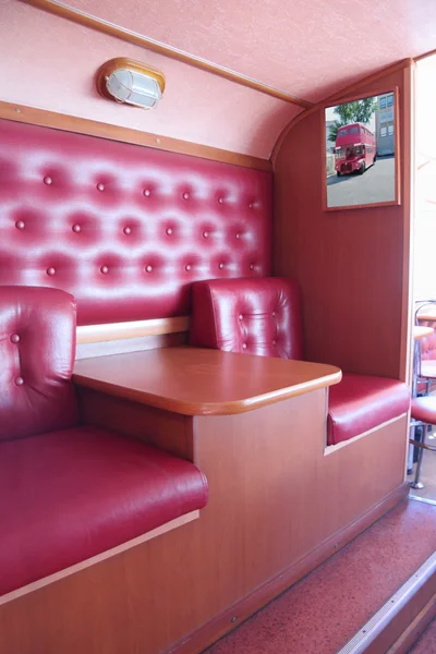 PERM, RUSSIE - 11 JUIN 2013 : Intérieur du café d'autobus Kentucky Fried — Photo