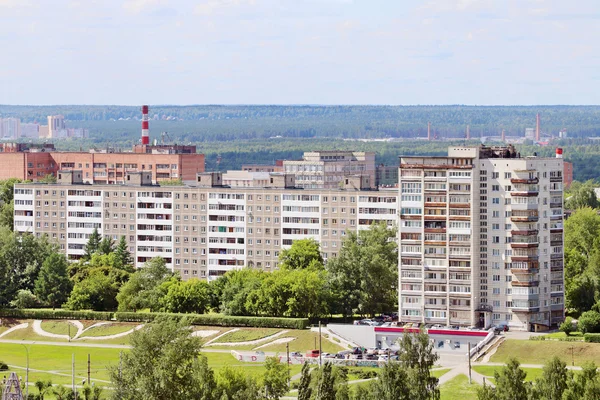 Modern residential buildings surrounded by green trees on sunny — Stock Photo, Image