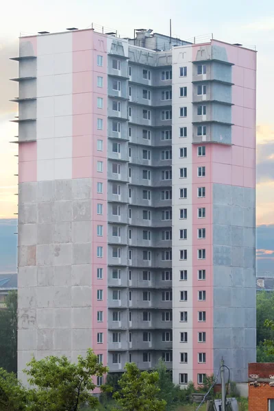 Unvollendetes Hochhaus mit rosa und weißer Wand — Stockfoto