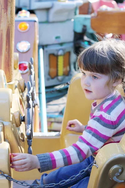 Mooi meisje rijdt op carrousel piratenschip in zomer pa — Stockfoto