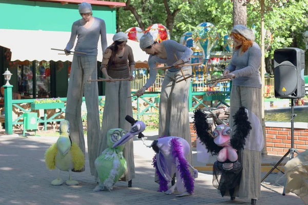 PERM, RÚSSIA - JUN, 23, 2014: fantoches de pássaros e marionetistas em sho — Fotografia de Stock