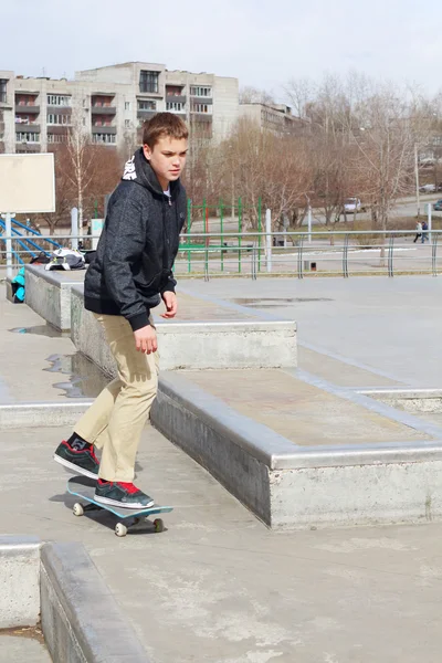 PERM, RUSSIA - APR, 25, 2014: Skateboarder in Extreme Park era op — Foto Stock